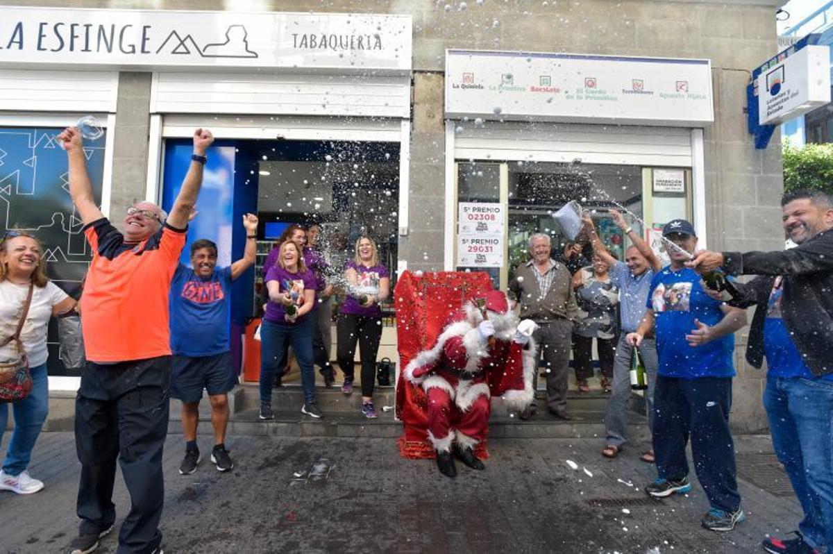 22-12-2018 LAS PALMAS DE GRAN CANARIA. Toca el Primer Premio y dos quintos premios en la administración de la calle Ripoche. Fotógrafo: ANDRES CRUZ  | 22/12/2018 | Fotógrafo: Andrés Cruz