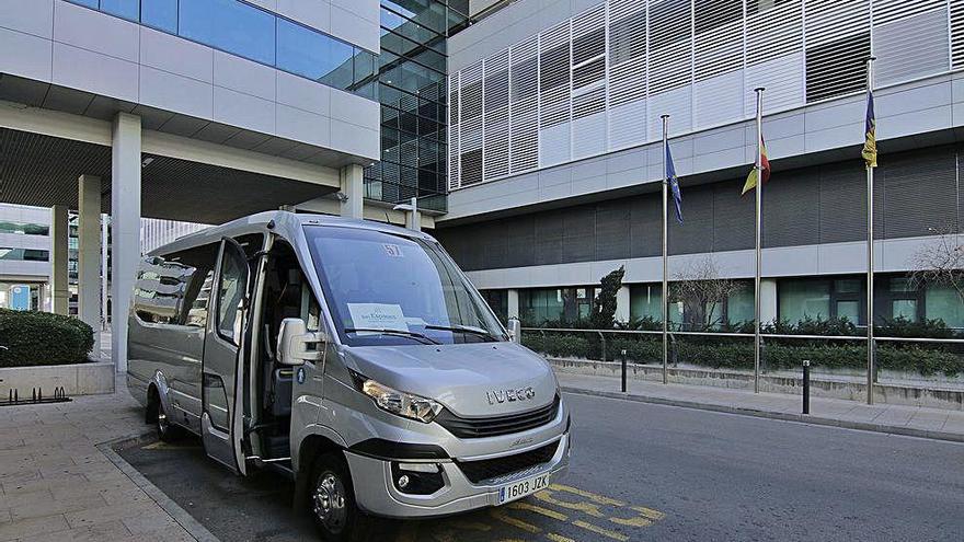 El bus lanzadera que comenzó a funcionar ayer y que enlaza el parking del Secar con el hospital.