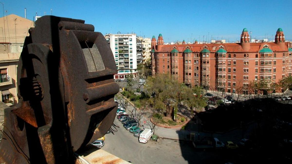 La sirena antiaérea ubicada frente a la Finca Roja