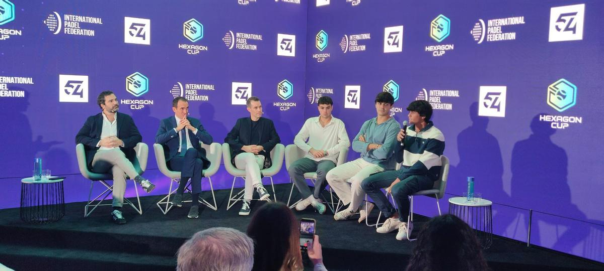 Los directivos estuvieron acompañados por los juugadores Fran Guerrero, Pablo Cardona y Manu Castaño