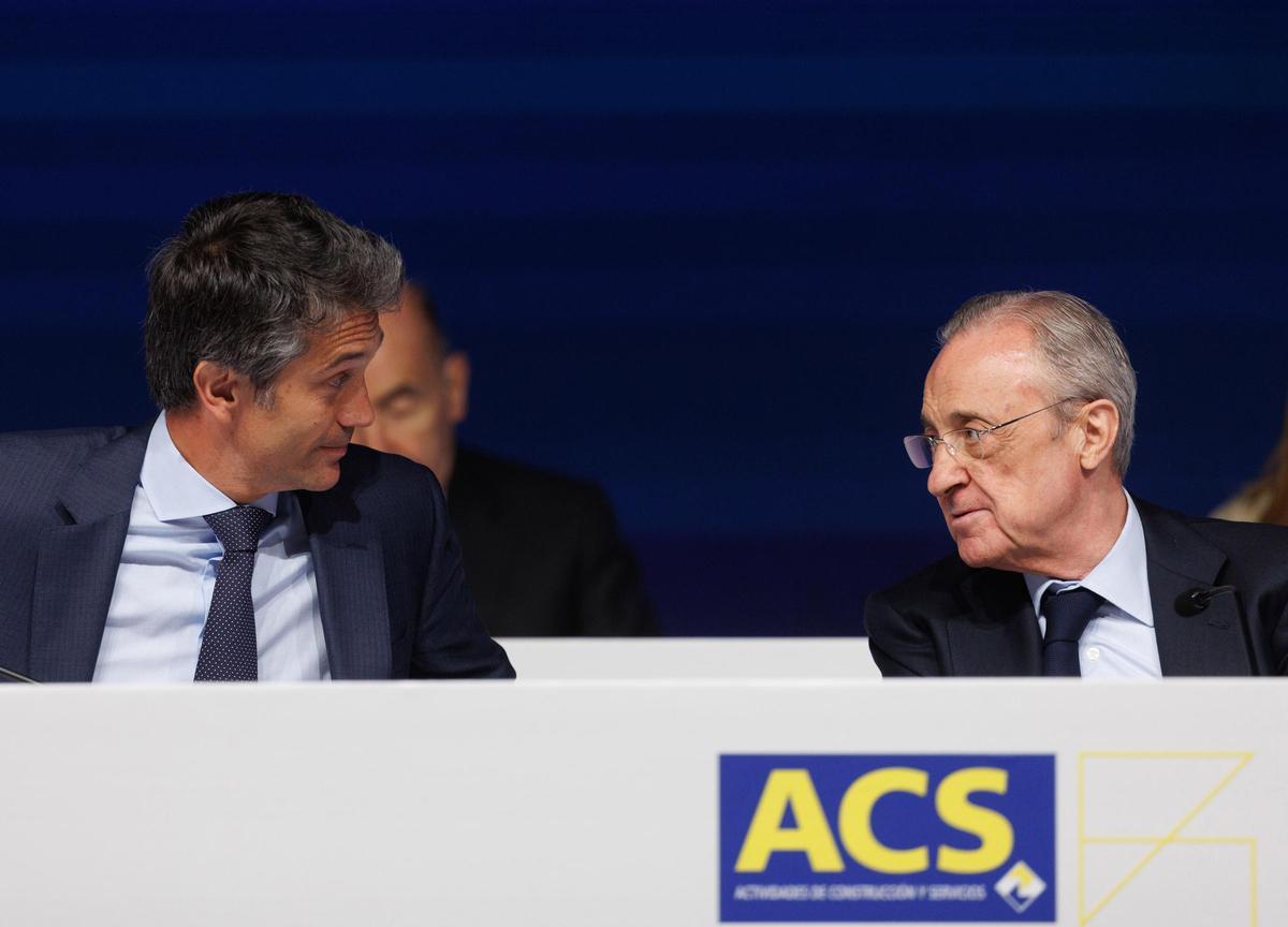El presidente del grupo ACS,  Florentino Pérez, conversa con el consejero delegado, Juan Santamaría