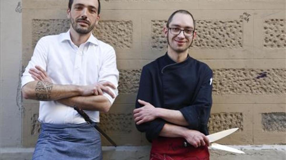 Pau Gascó y Marc Agelet, ante una pared junto a Petit Pau. Foto: Josep Garcia