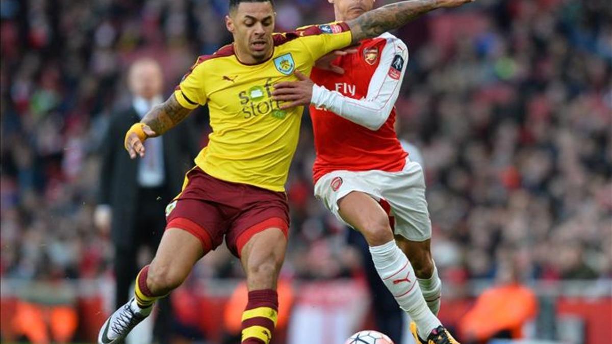 Andre Gray, a la izquierda, en un partido contra el Arsenal