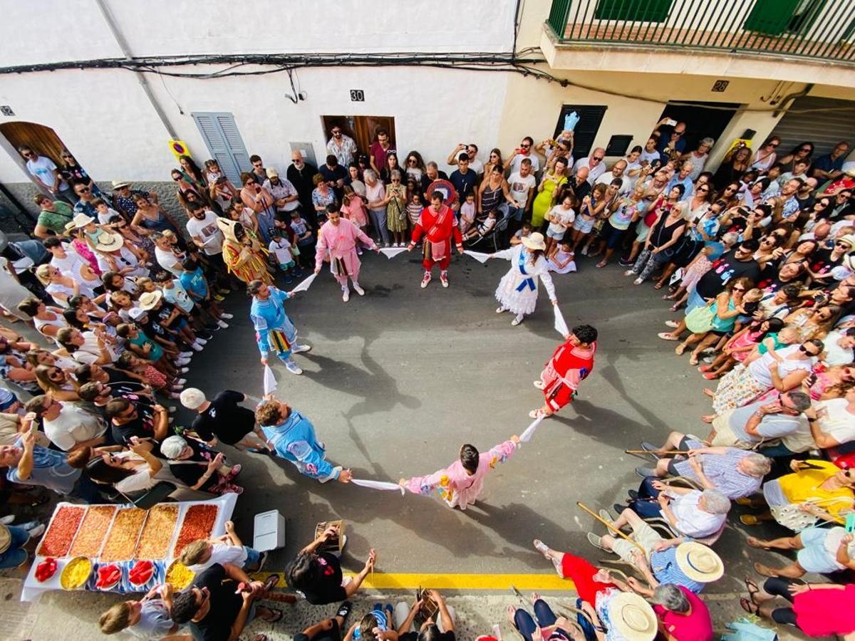 Fiestas en Mallorca: Los Cossiers de Alaró danzan en honor a Sant Roc