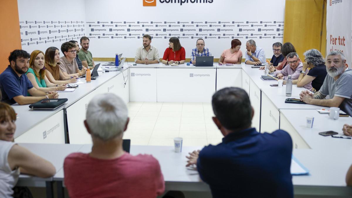 Compromís acuerda reevaluar su pacto con Sumar.
