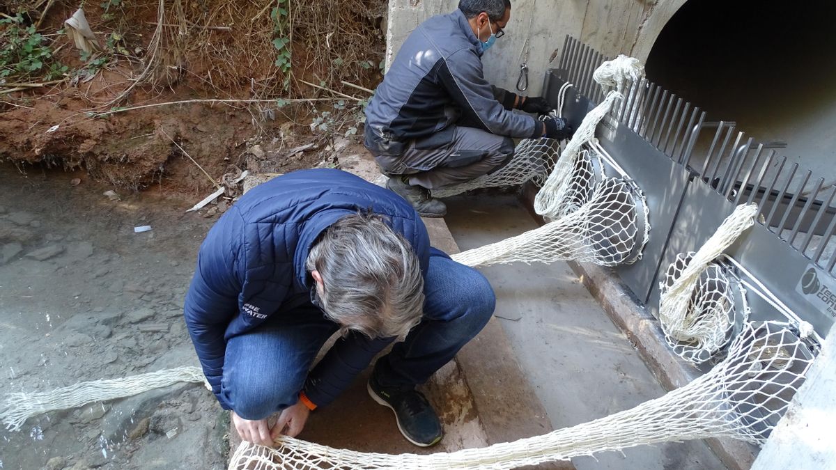 Instal·lació de les malles en un sobreeixidor de la xarxa de clavegueram de Sant Fruitós