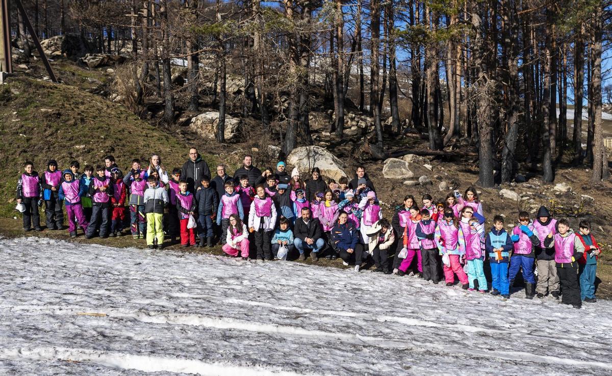 La visita del presidente provincial a los escolares de Valdeorras en Manzaneda. | FDV