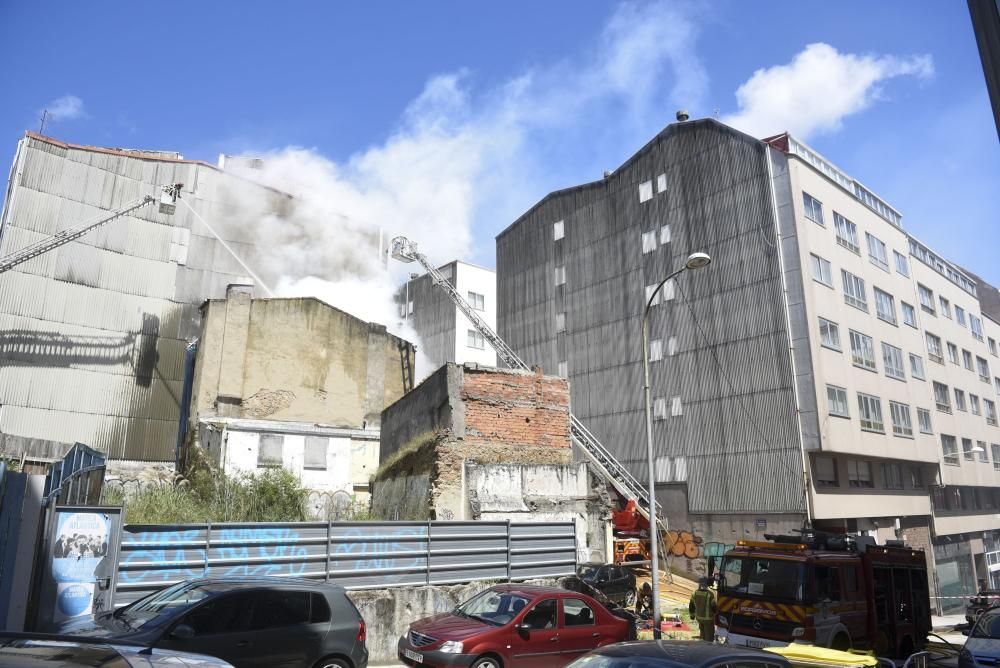 Los bomberos sofocan un incendio en una casa abandonada en A Falperra