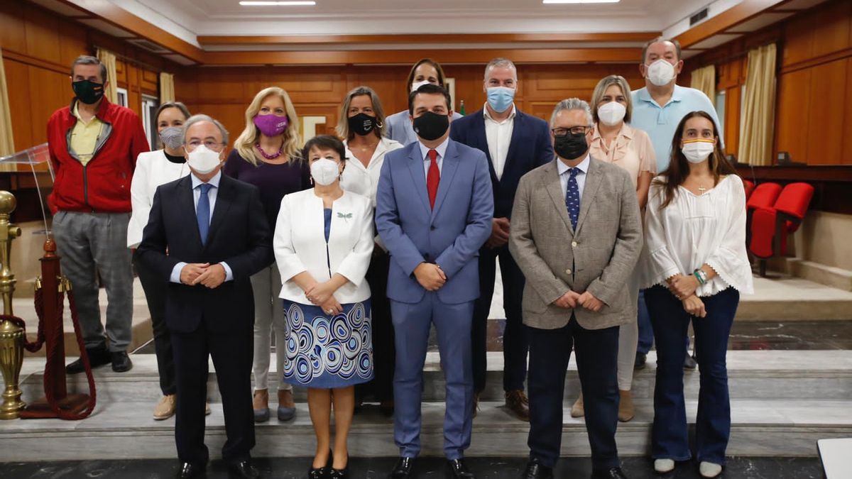 Foto de familia de la comisión política de la Base Logística del Ejército.