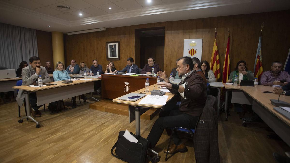 El edil Juan Guillén, en plena intervención.