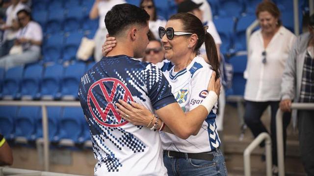 Fran Sabina, felicitado por su madre tras lograr el ascenso. |