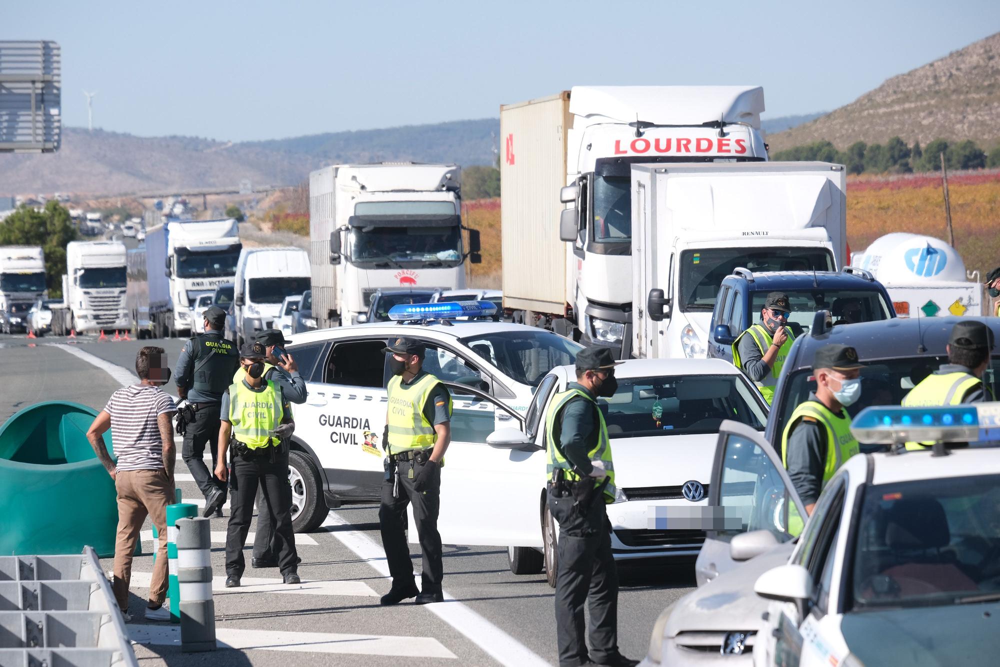 Controles en la autovía tras el cierre perimetral de la Comunidad Valenciana