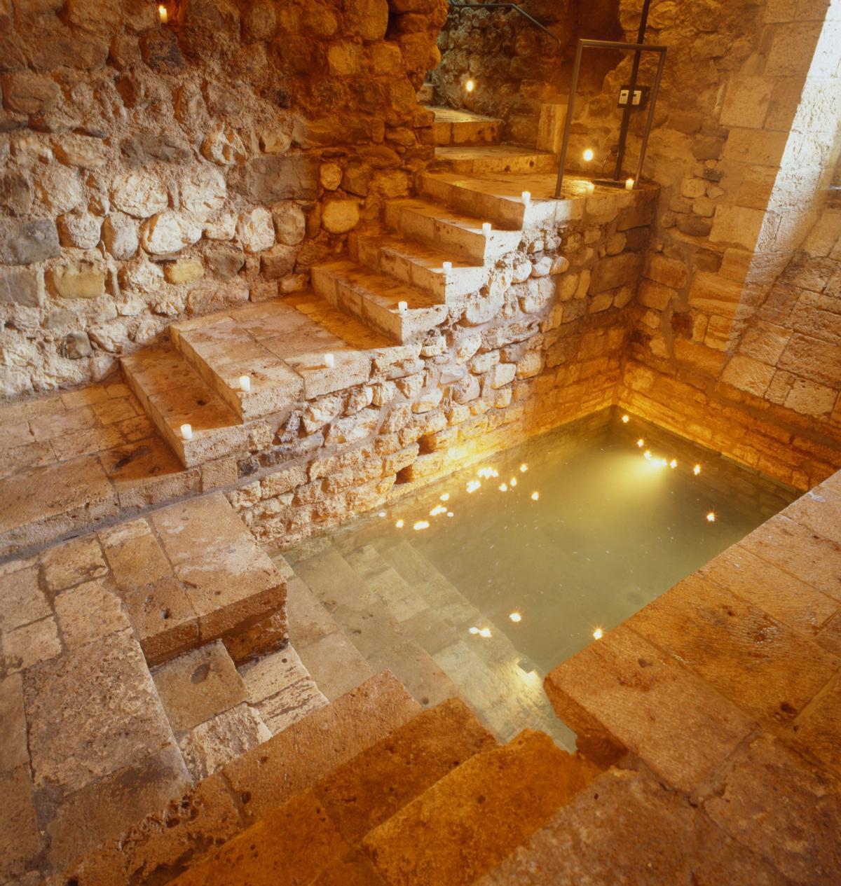Micvé de Besalú Construït al segle XII, és un dels pocs banys jueus medievals conservats a Europa