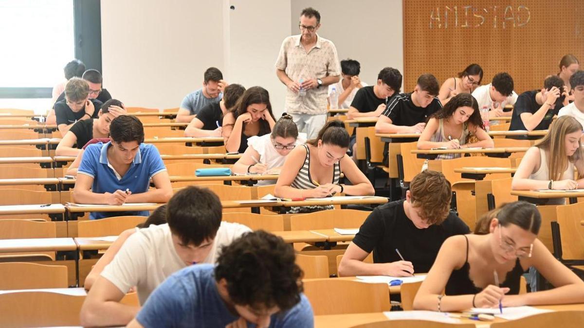 Un grupo de estudiantes realiza el examen de Castellano en la selectividad extraordinaria en la UJI.