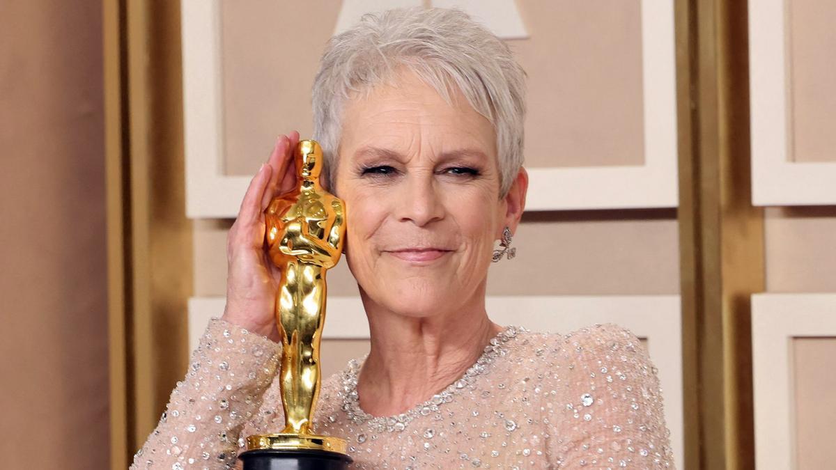 Jamie Lee Curtis posa con su primer Oscar.