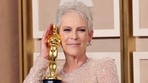 Jamie Lee Curtis posa con su primer Oscar.