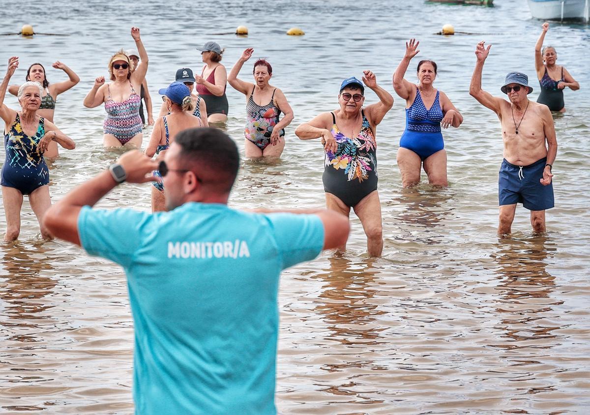 Los mayores van a la playa de Las Teresitas con Santa Cruz Vital