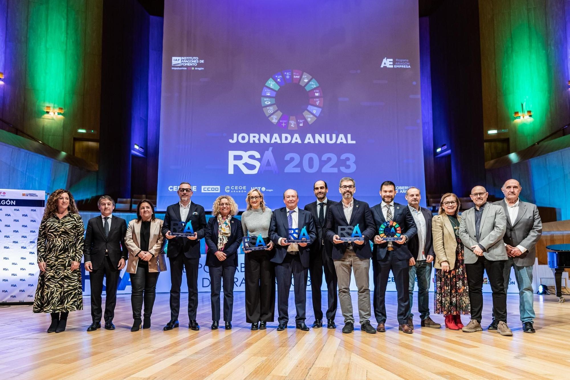 Autoridades y representantes de las organizaciones premiadas en la última edición de la jornada RSA.