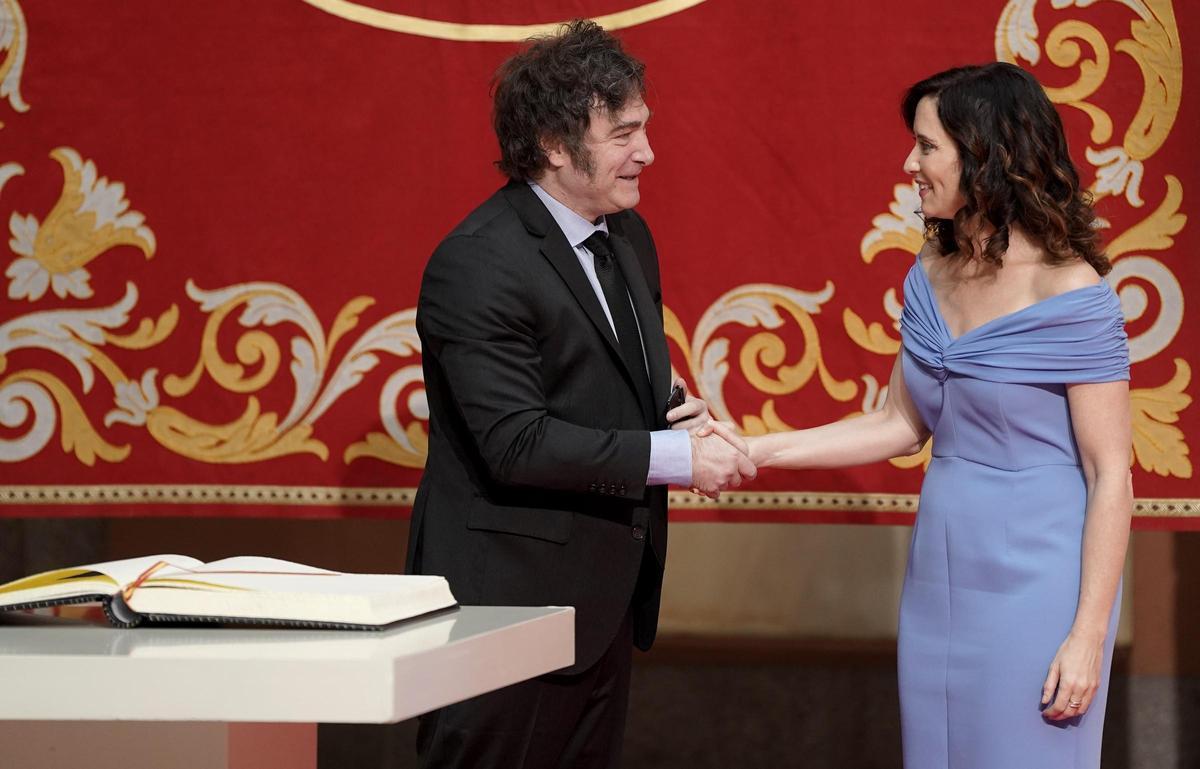 Milei recibe la Medalla Internacional de la mano de Isabel Ayuso en Madrid, en imágenes