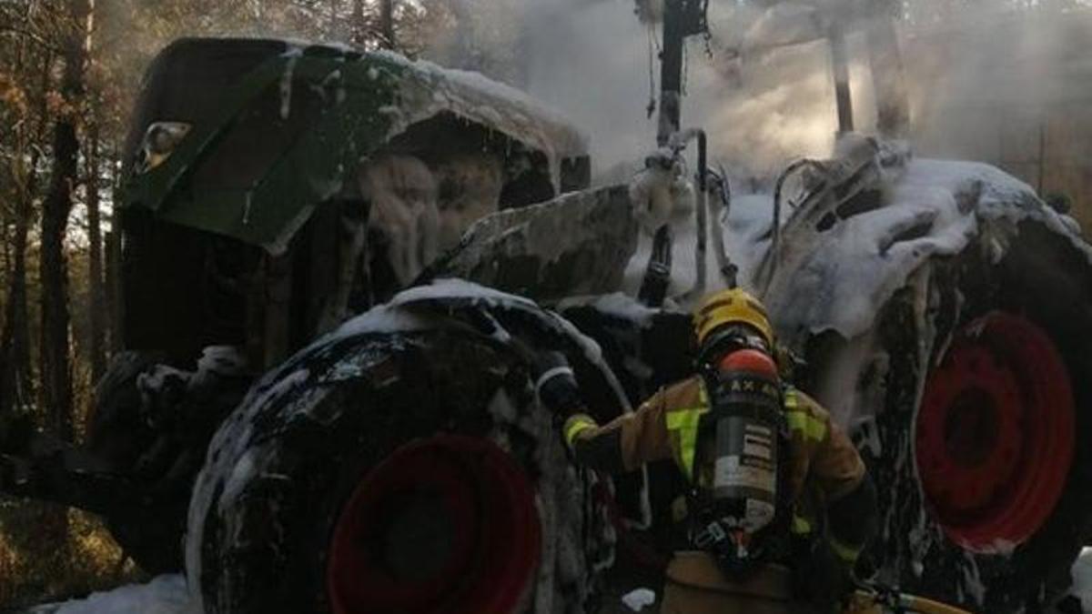 Un bomber revisa el tractar incendiat a Navès