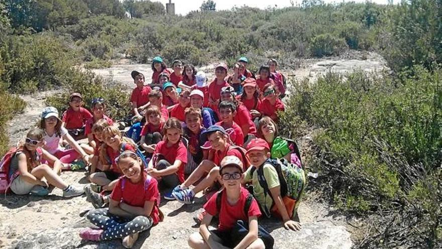 Els alumnes de segon de primària, al cim de Sant Genís