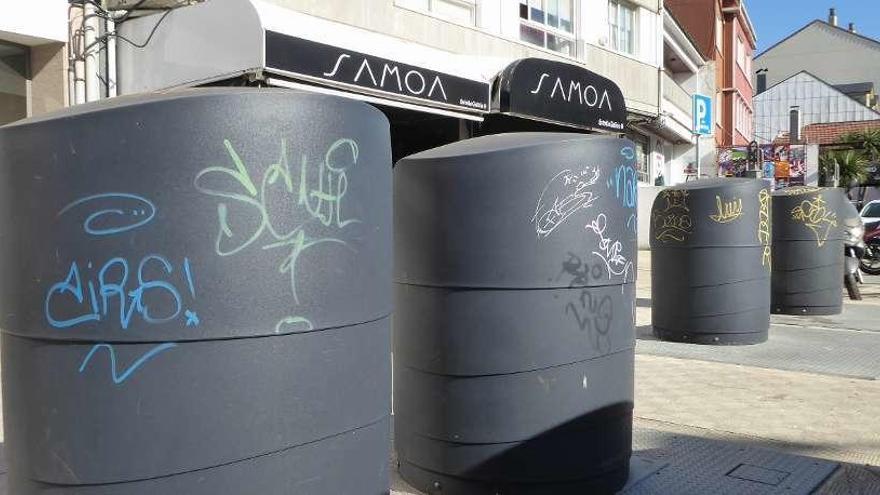 Mobiliario municipal que sujeta carteles, publicidad, señales o vallas de obra, o sufre pintadas.