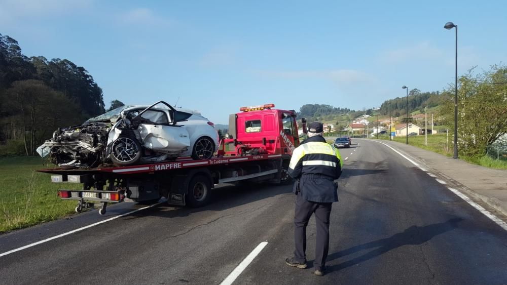 Muere un joven y otro resulta herido en un choque frontal en Piedras Blancas