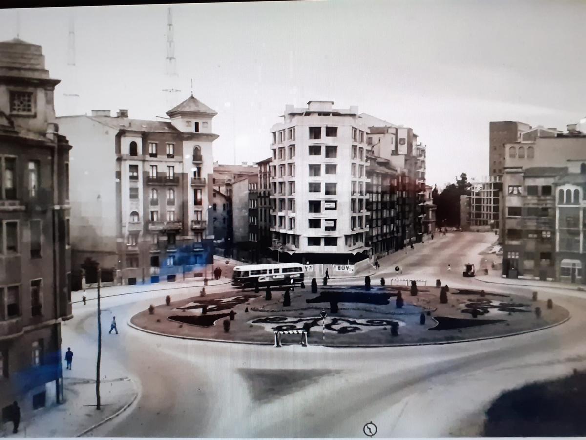 A la izquierda, el edificio de la familia Victorero, donde se crió Pelayo Coalla, en una foto de la Plaza de América de los años sesenta.