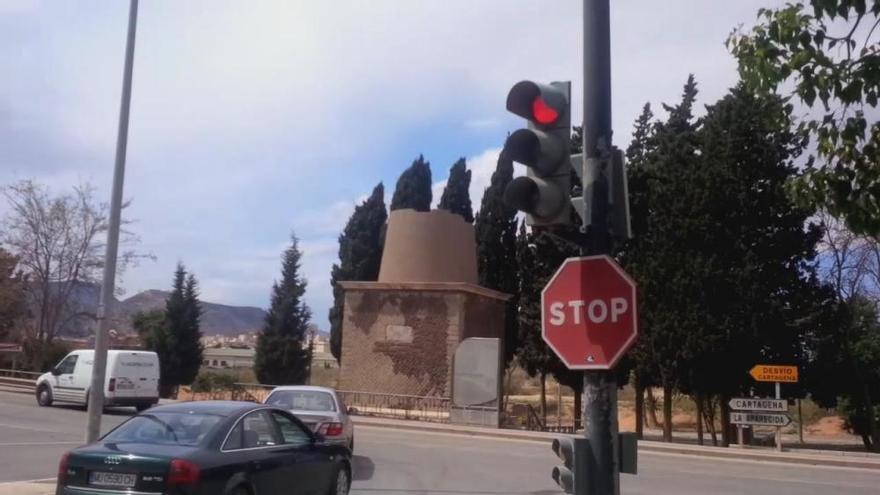 Quejas de los conductores por el atasco que provoca el semáforo de Torreciega