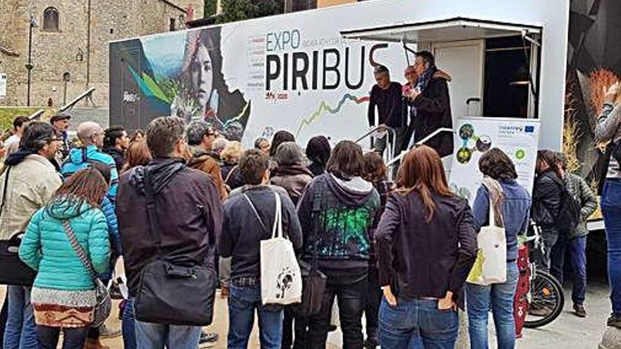 El Piribús en l&#039;estada a Ripoll per mostrar la realitat dels Pirineus