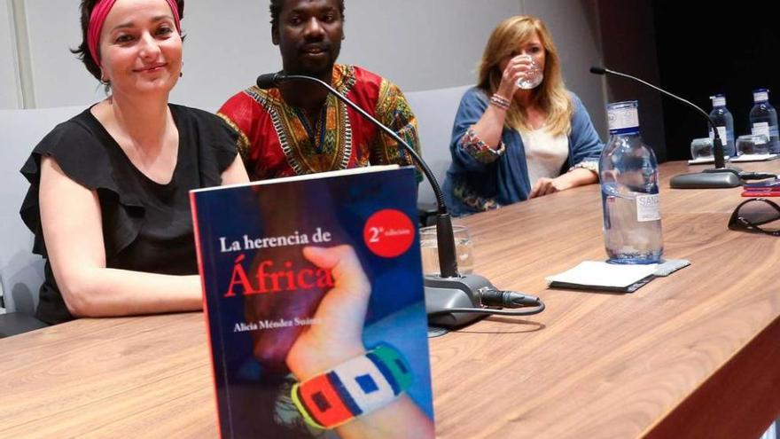 Por la izquierda, Alicia Méndez, Max Mdiaye y Sonia Martínez.