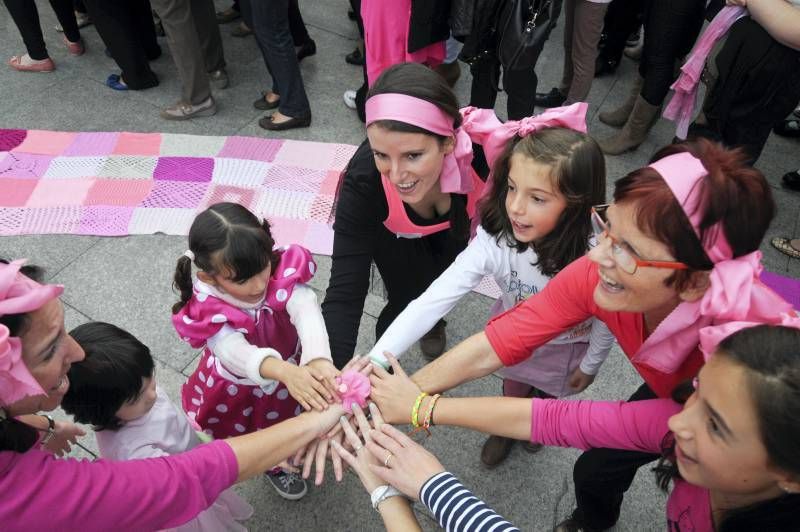 Fotogalería: La plaza del Pilar se tiñe de rosa contra el cáncer de mama