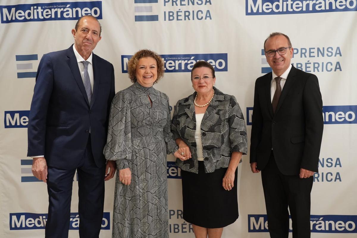Enrique Simarro, director general de Prensa Ibérica en la Comunitat; la premiada, María Emilia Adán; la presidenta de la Cámara de Comercio, Dolores Guillamón; y el director de Mediterráneo, Ángel Báez.
