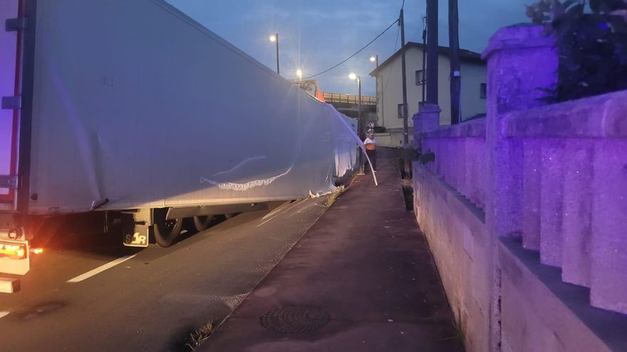 Un tráiler colisiona con el puente interprovincial de Catoira a causa del GPS
