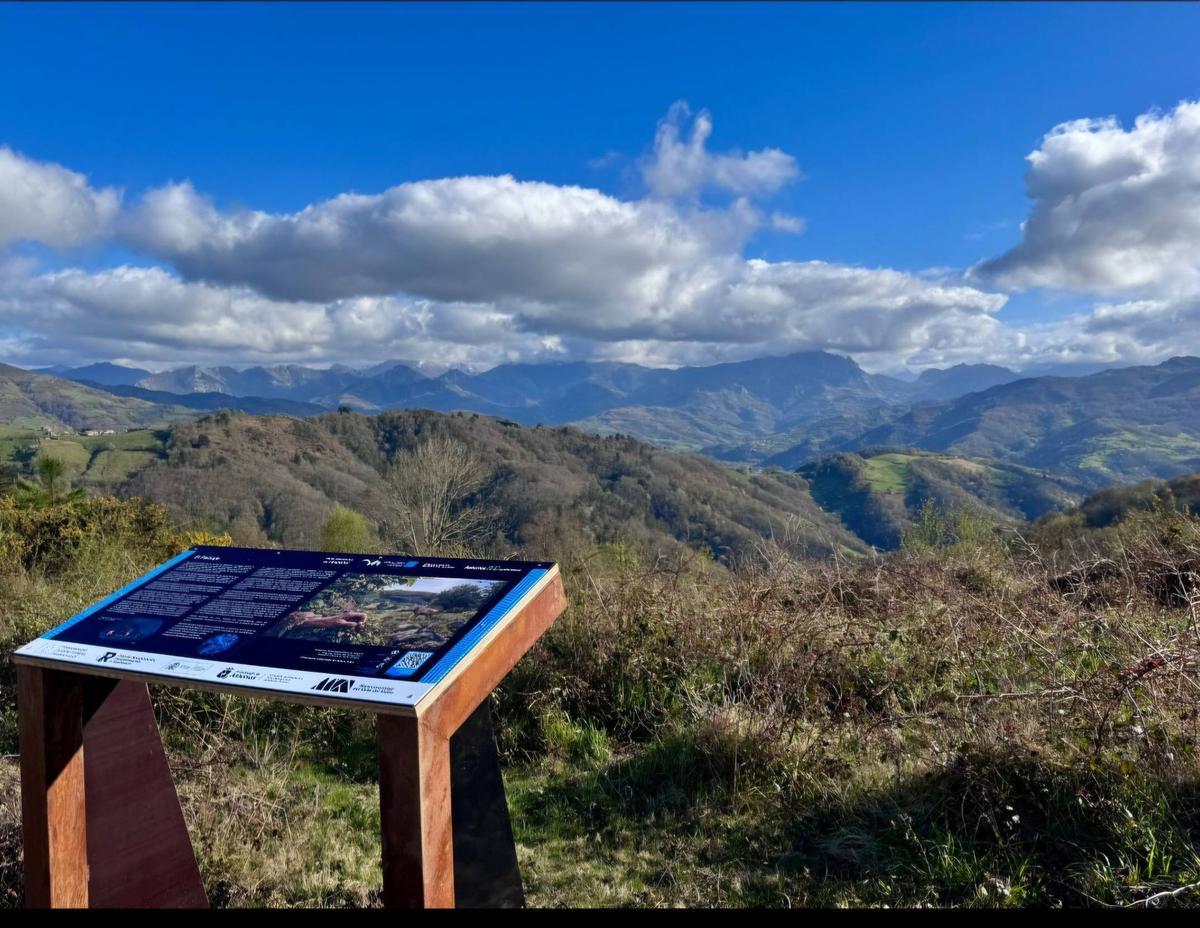Señalización de la ruta de L'Espala, en San Martín del Rey Aurelio
