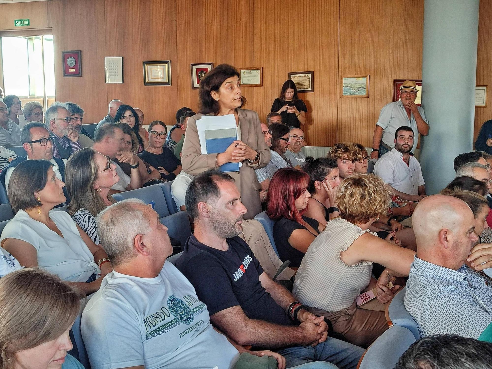 Multidudinaria protesta contra la subida de la basura en Cangas