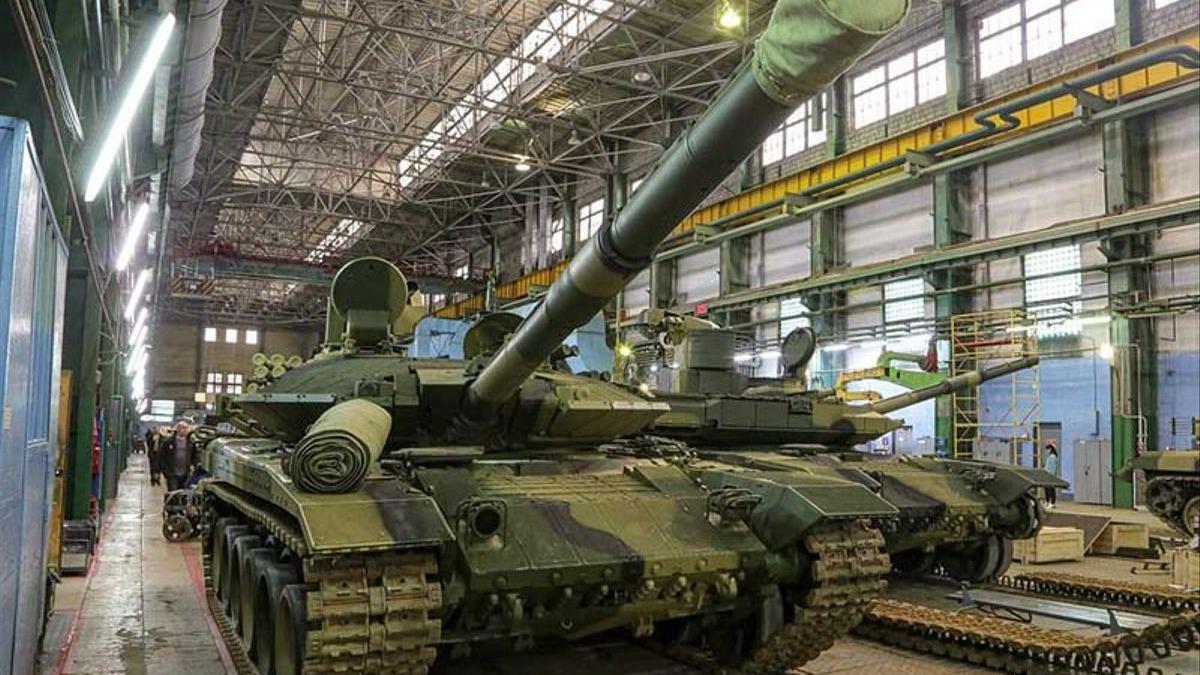 Tanque T-90M Breakthrough (Descrubrimiento) en un hangar de la empresa pública Uralvagonzavod.