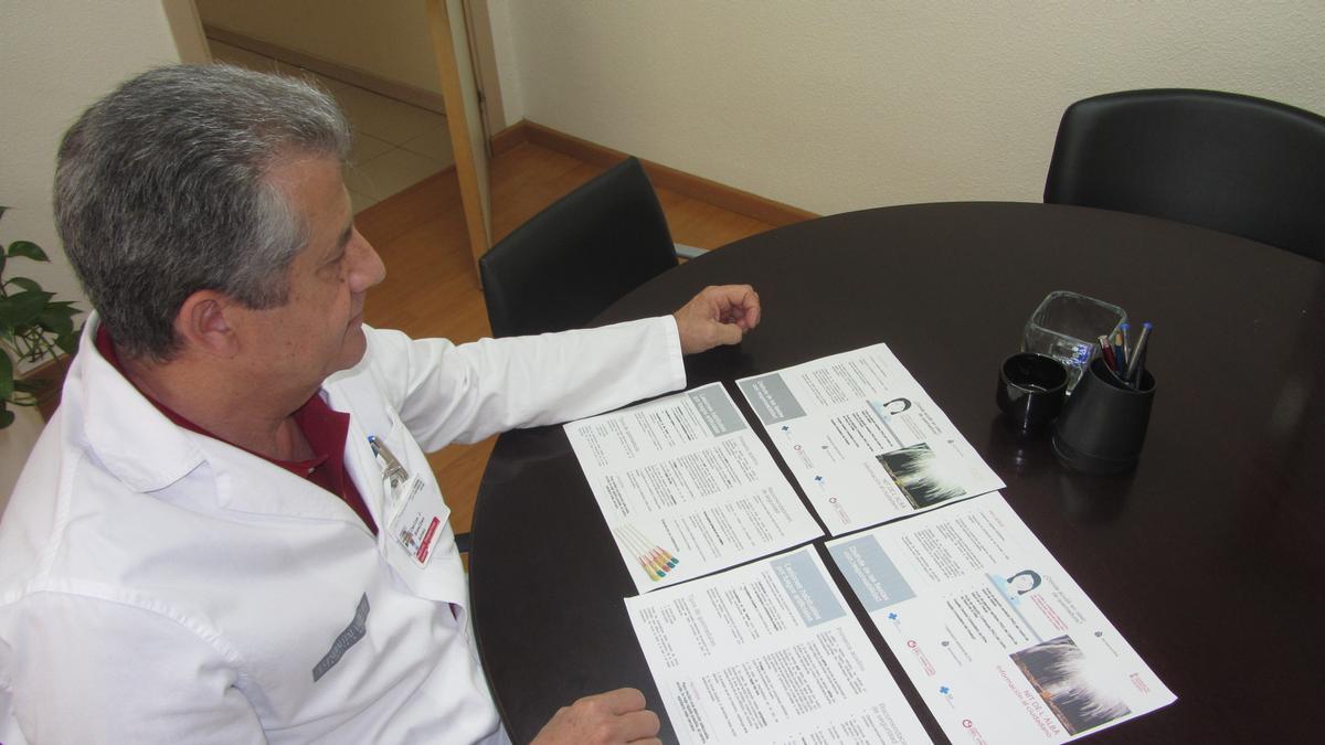 El director del Hospital General de Elche, con los folletos informativos