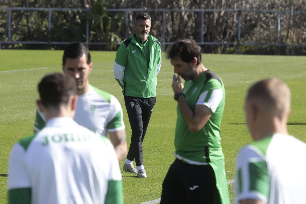 Iván Ania observa el entrenamiento del Córdoba CF