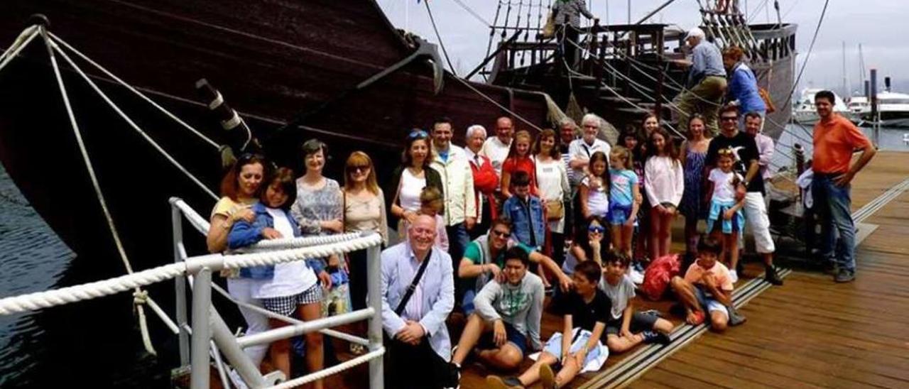 Un grupo de los niños rusos y sus familias de acogida gallegas, el verano pasado en Baiona. // FDV