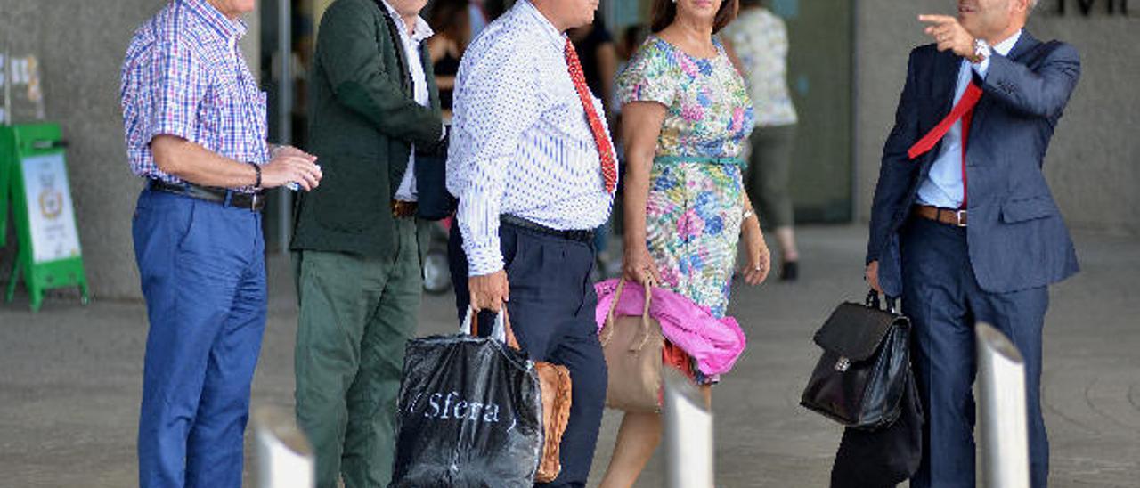 David Delgado, el abogado Ismael Rodríguez y Mari Pino Torres salen del juzgado tras finalizar el juicio en octubre.