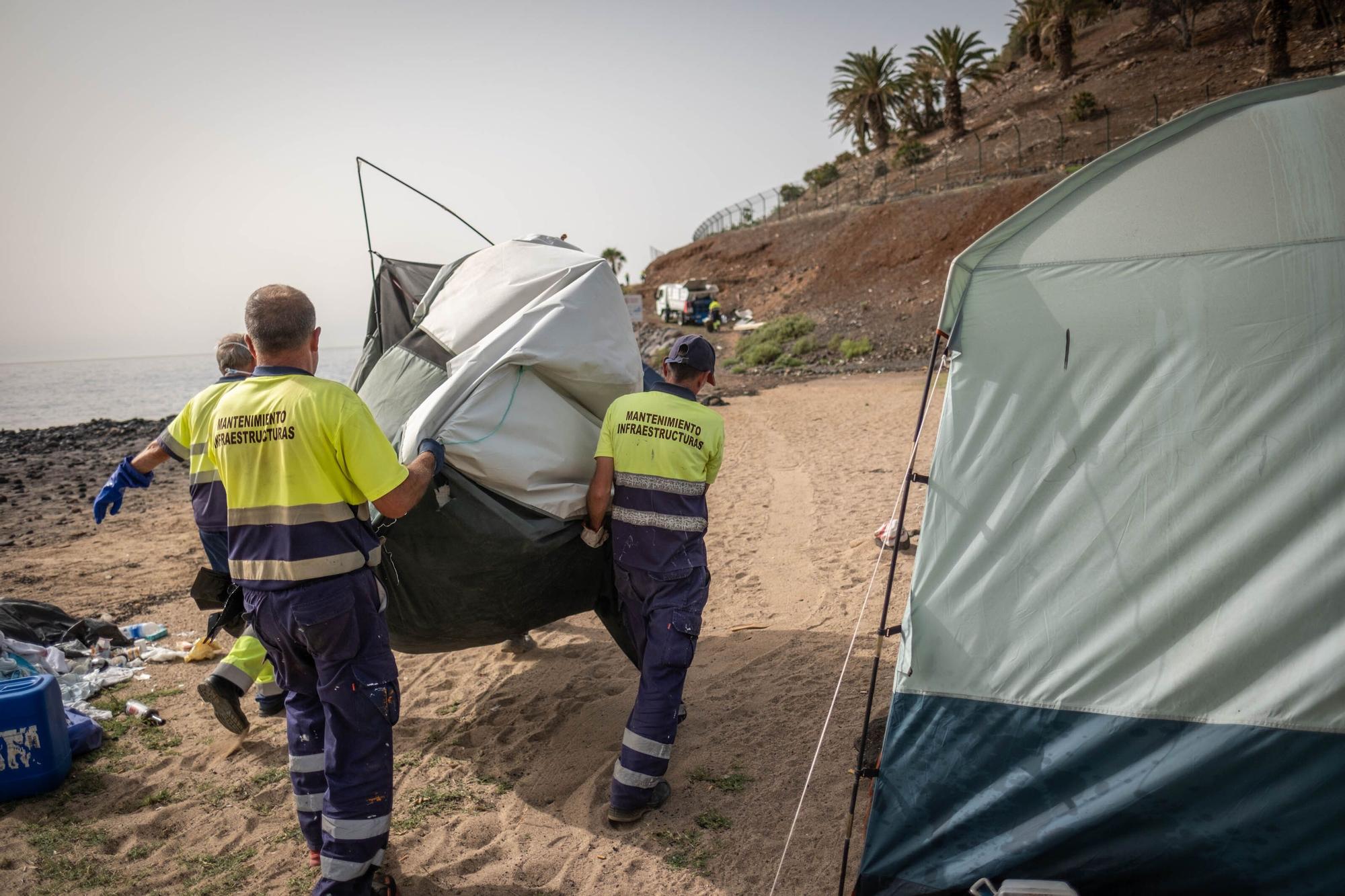 Desalojo de las casetas en la playa de Parque Marítimo