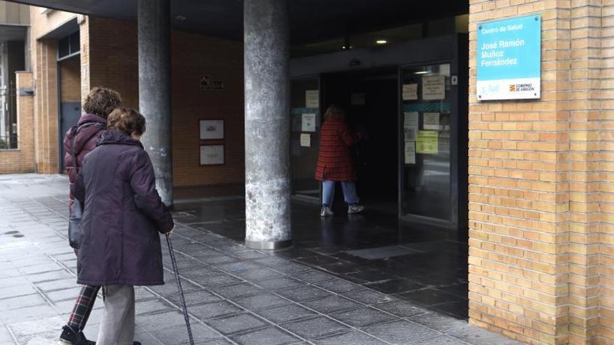 Varias personas acceden al PAC de Sagasta, en Zaragoza, en una imagen de archivo de este año.