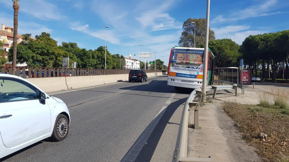 Imagen donde se puede apreciar el articulado fuera de la parada dificultando el paso del resto de vehículos