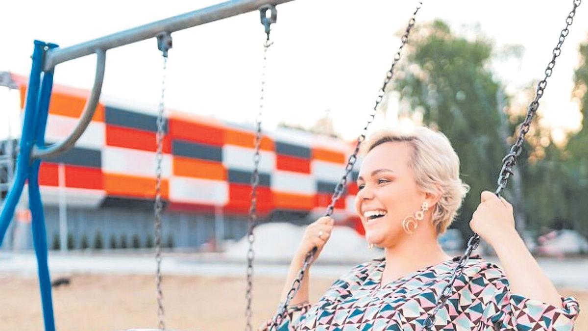 Una mujer adulta en un columpio