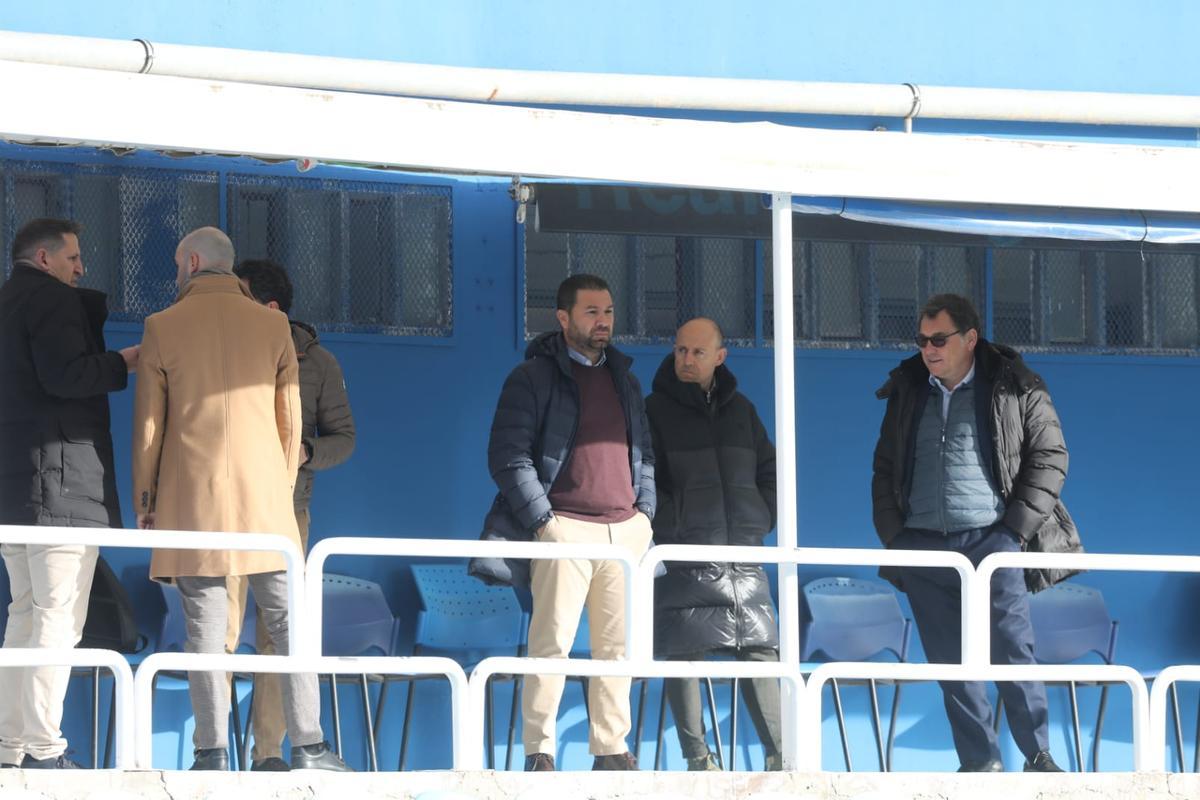 Juan Carlos Cordero, director deportivo, junto a Álex Monserrate, de la secretaría técnica, y el director general, Raúl Sanllehí