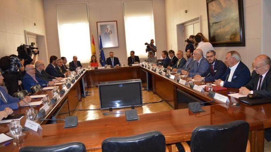 Un momento de la reunión entre dirigentes de la CNTC y Fomento.