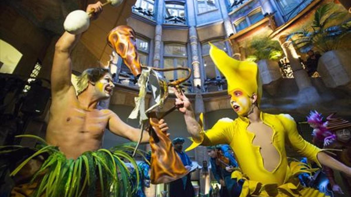 Dos artistas del Cirque du Soleil promocionan el espectáculo 'Varekai' en la Pedrera, en diciembre del 2015.