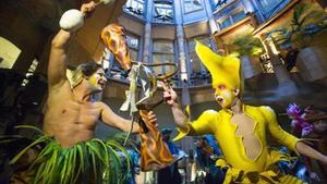 Dos artistas del Cirque du Soleil promocionan el espectáculo ’Varekai’ en la Pedrera, en diciembre del 2015.