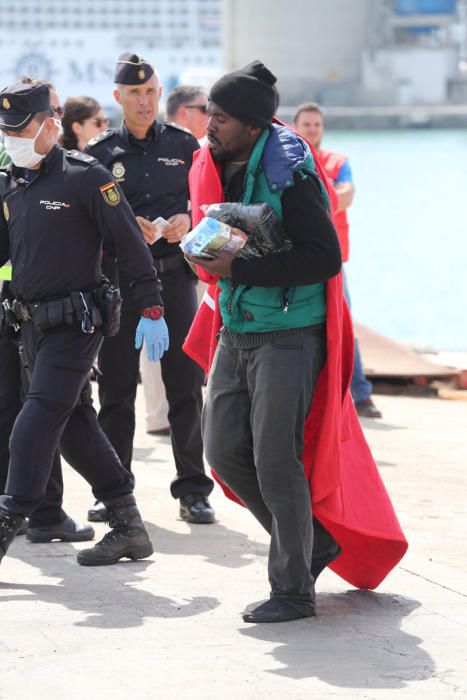 Trasladan al puerto de Málaga a 54 inmigrantes de una patera